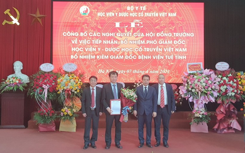 Đại diện Bộ Y tế, lãnh đạo Học viện Y - Dược học cổ truyền Việt Nam chúc mừng TS Lê Mạnh Cường (thứ hai từ trái qua phải)