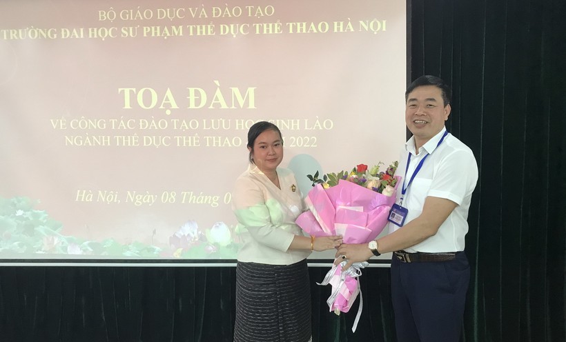 PGS.TS Nguyễn Duy Quyết tặng hoa đại diện Đại sứ quán Lào chúc mừng Tết cổ truyền Bunbimay.