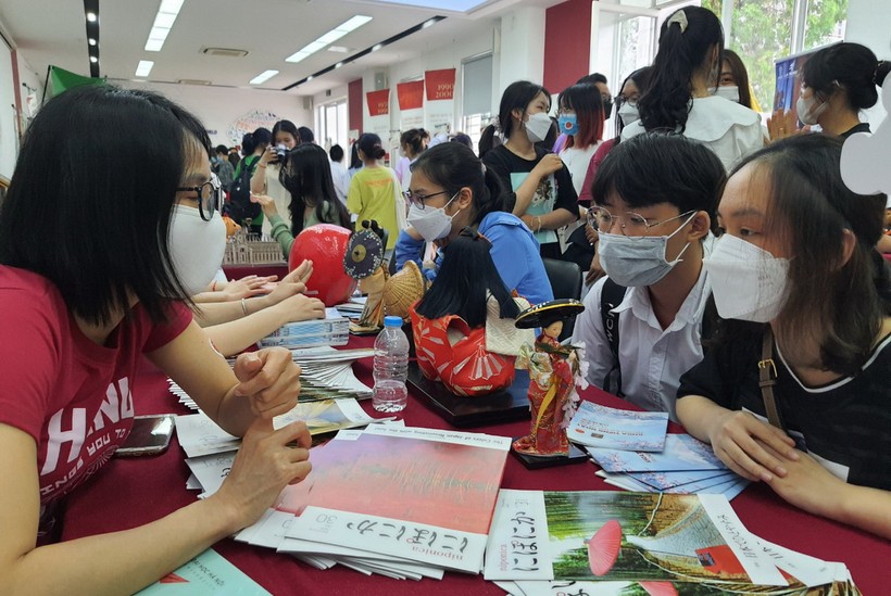Rất đông học sinh lớp 12 và phụ huynh tham dự ngày hội thông tin tuyển sinh của Trường ĐH Hà Nội.