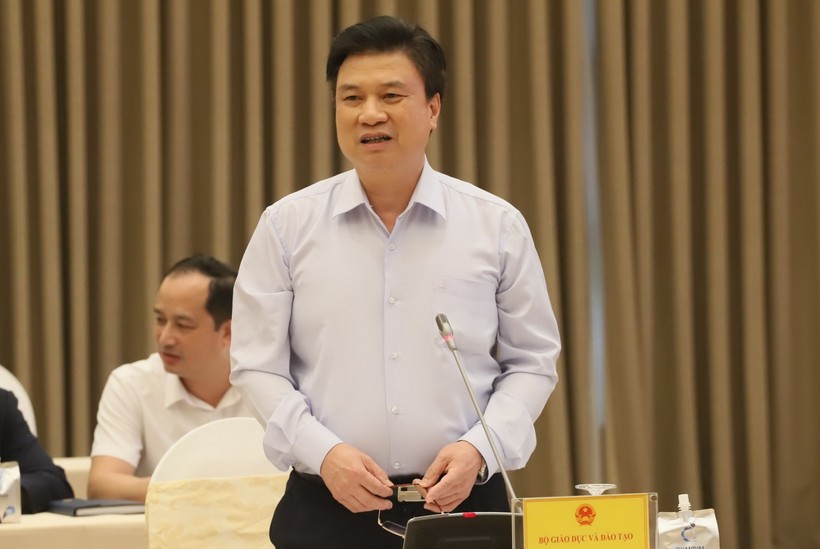 Thứ trưởng Nguyễn Hữu Độ trao đổi tại buổi họp báo