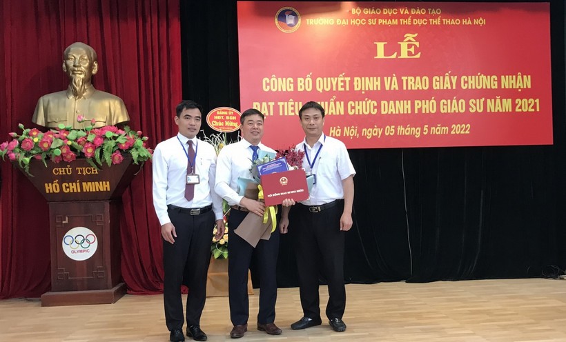 Tân PGS Nguyễn Duy Quyết nhận Quyết định và giấy chứng nhận đạt tiêu chuẩn chức danh Phó Giáo sư năm 2021