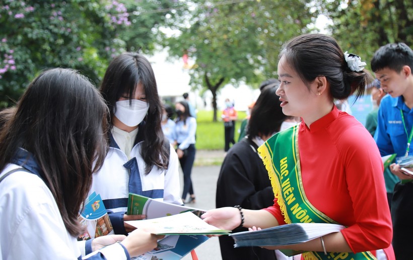 Rất đông phụ huynh và học sinh tìm hiểu thông tin tuyển sinh của Học viện Nông nghiệp Việt Nam.