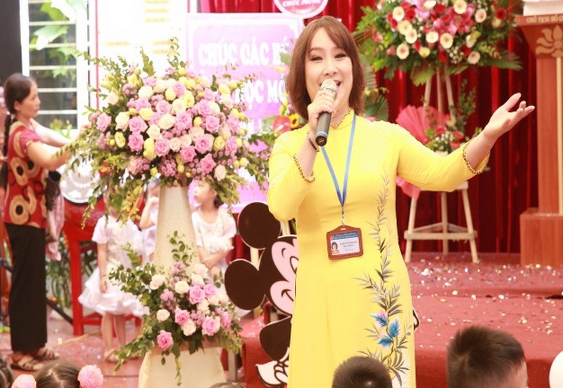 Cô Phạm Thuý Khanh tham gia biểu diễn văn nghệ ở trường