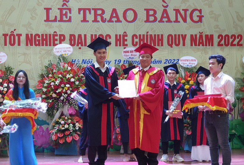 GS.TS Phạm Quang Trung trao bằng tốt nghiệp cho tân sinh viên