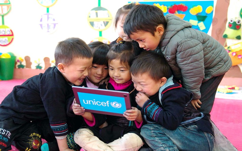 Trẻ em hào hứng đọc sách trên thiết bị điện tử (Nguồn ảnh: UNICEF Việt Nam/ Vũ Lê Hoàng) 