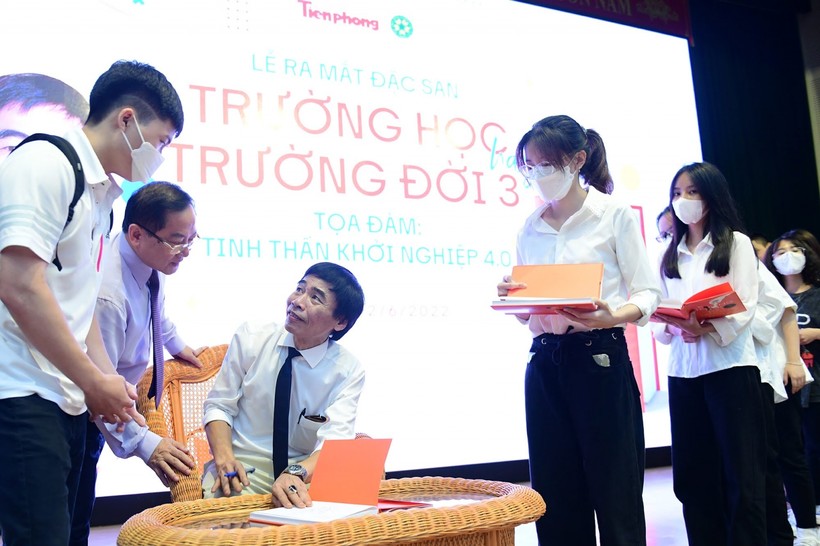TS Lê Thẩm Dương ký tặng sách cho sinh viên