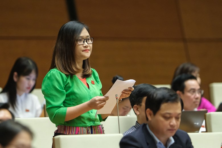 Đại biểu Hà Ánh Phượng - Đoàn ĐBQH tỉnh Phú Thọ phát biểu tại hội trường Quốc hội