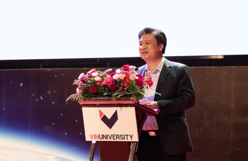 Thứ trưởng Bộ GD&ĐT Nguyễn Hữu Độ phát biểu tại hội nghị. 
