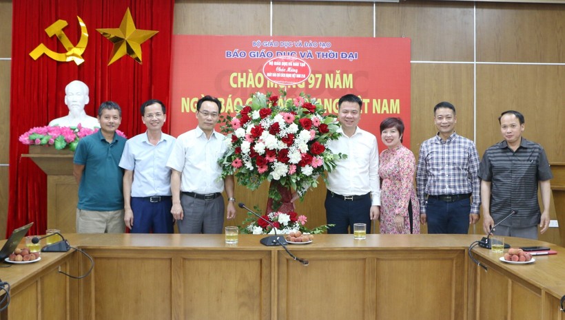 Thứ trưởng Hoàng Minh Sơn (thứ ba từ trái sang phải) tặng hoa chúc mừng tập thể cán bộ, viên chức Báo Giáo dục & Thời đại nhân kỷ niệm 97 năm Ngày Báo chí cách mạng Việt Nam (21/6/1925 – 21/6/2022).