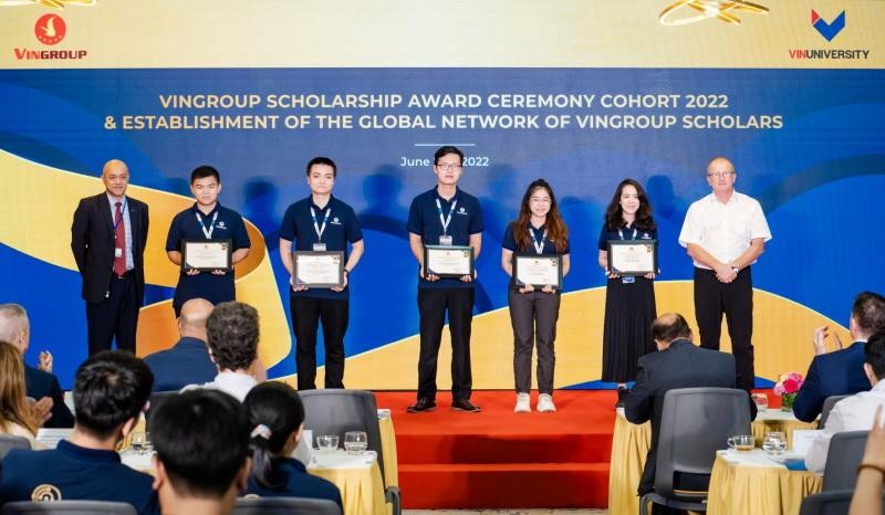 Các du học sinh xuất sắc của Việt Nam được trao học bổng trị giá hàng tỉ đồng do Tập đoàn Vingroup trao tặng.