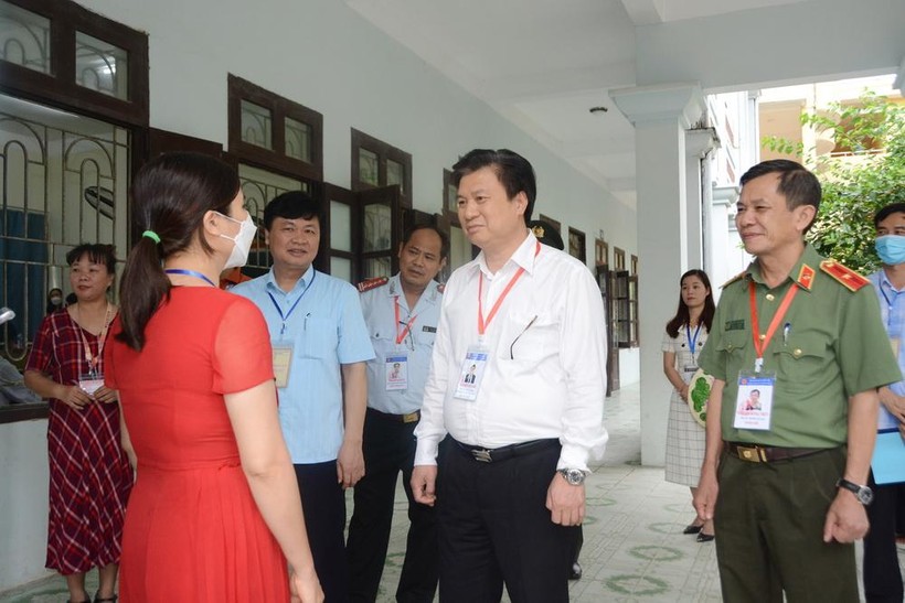Thứ trưởng Nguyễn Hữu Độ và đoàn công tác kiểm tra tại Điểm thi Trường THPT Lê Hồng Phong