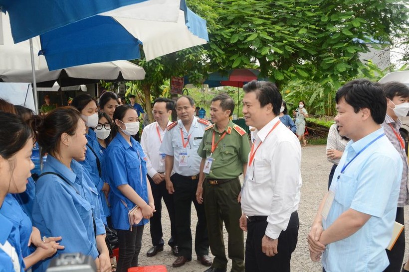 Thứ trưởng Bộ GD&ĐT Nguyễn Hữu Độ động viên thanh niên tình nguyện tại Điểm thi Trường THPT Gang Thép (Thái Nguyên)