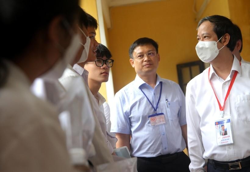 Bộ trưởng Nguyễn Kim Sơn động viên sĩ tử trong buổi thi đầu tiên tại Thừa Thiên – Huế