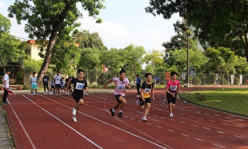 Các thí sinh thực hiện phần thi chạy 60m.