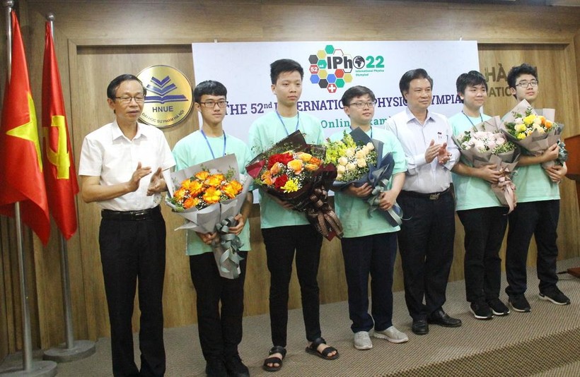 Thứ trưởng Nguyễn Hữu Độ tặng hoa chúc mừng 5 học sinh đạt thành tích xuất sắc tại Olympic Vật lý quốc tế năm 2022