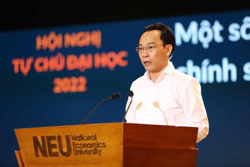 Thứ trưởng Bộ GD&ĐT Hoàng Minh Sơn báo cáo tại hội nghị