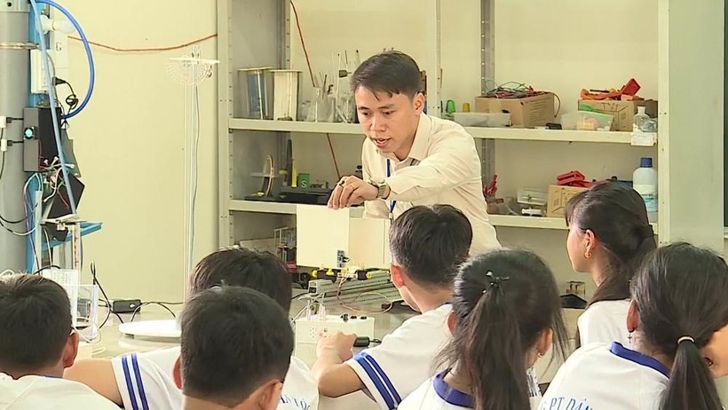 Thầy giáo Lê Thanh Liêm giới thiệu cho học sinh về sản phẩm nghiên cứu, sáng tạo của mình