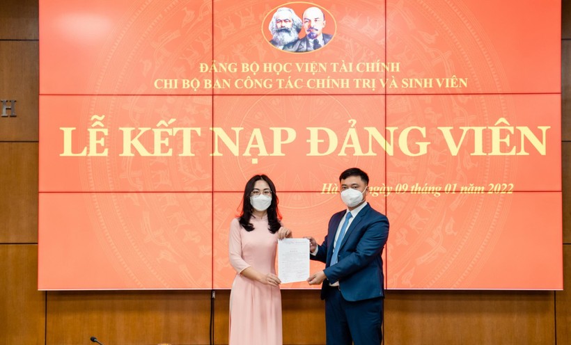 Hồng Nhung vinh dự được đứng trong hàng ngũ của Đảng khi còn là sinh viên