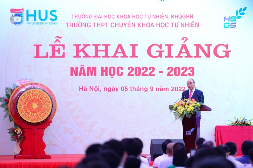 Chủ tịch nước Nguyễn Xuân Phúc phát biểu tại Lễ khai giảng năm học mới của Trường THPT Chuyên Khoa học Tự nhiên.