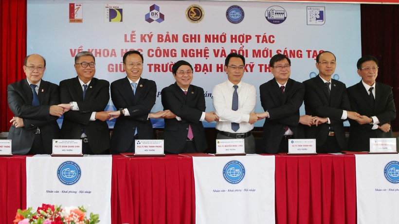 Thứ trưởng Hoàng Minh Sơn chứng kiến, lãnh đạo 7 trường đại học kỹ thuật đã ký kết hợp tác về khoa học công nghệ và đổi mới sáng tạo tại Lào Cai.