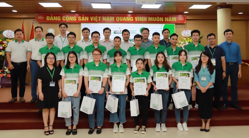 Đại diện Học viện Nông nghiệp Việt Nam và Công ty Cổ phần GREENFEED Việt Nam trao giấy chứng nhận cho sinh viên tham gia chương trình “Hạt giống tài năng”
