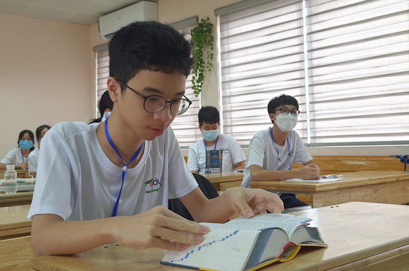 Thí sinh Nghiêm Tiến Đạt đến từ Trường THCS Phan Đình Giót (Thanh Xuân, Hà Nội) tranh thủ ôn bài trước khi bước vào giờ thi.