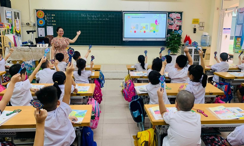Cô Nguyễn Thị Ngọc Ánh – Trường tiểu học Vĩnh Tuy (Hai Bà Trưng, Hà Nội) trong giờ lên lớp. Ảnh: NVCC.