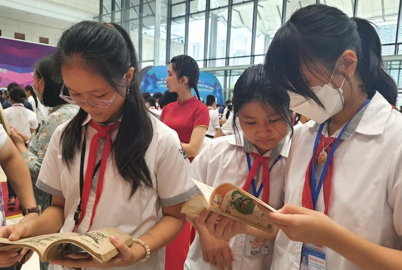Nguyễn Quỳnh Phương (ngoài cùng bên trái) và các bạn thích thú khi đọc những quyển sách trong những giai đoạn trước.