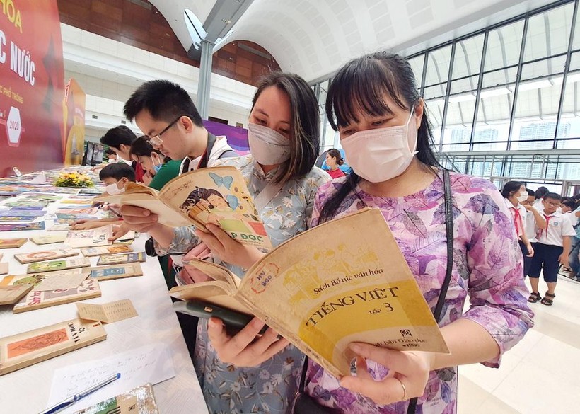 Cô Nguyễn Thanh Thúy – giáo viên Trường THCS Trung Văn (ngoài cùng bên phải) xem lại những trang sách gắn với tuổi thơ của mình.