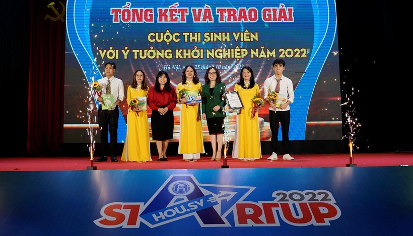 Dự án “Chinh phục ngôn ngữ” giành giải Nhất cuộc thi “Sinh viên với ý tưởng khởi nghiệp” năm 2022 của Trường ĐH Mở Hà Nội.