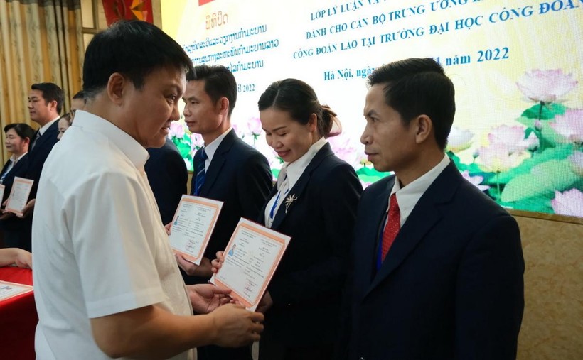  TS Lê Cao Thắng trao Giấy chứng nhận cho các học viên.