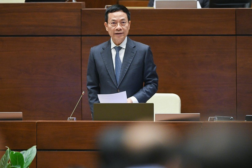 Bộ trưởng Bộ Thông tin và truyền thông Nguyễn Mạnh Hùng phát biểu về vấn đề chất vấn.