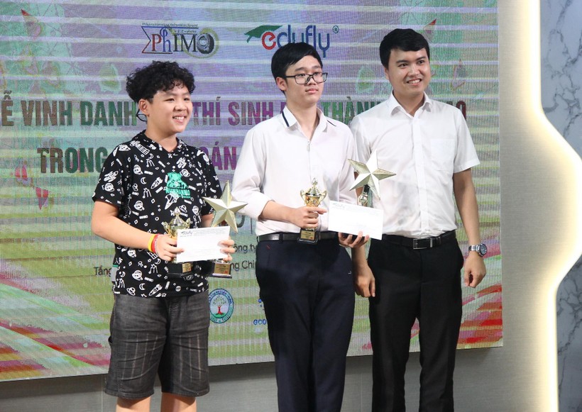 2 học sinh của Việt Nam xuất sắc giành giải Đặc biệt tại Kỳ thi Toán quốc tế PhiMo 2022