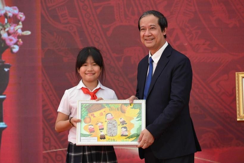 Học sinh Trường Thực nghiệm Khoa học giáo dục tặng tranh cho Bộ trưởng Nguyễn Kim Sơn.