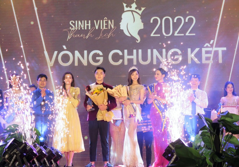 Cặp đôi nam vương và hoa khôi tại Cuộc thi sinh viên thanh lịch năm 2022.