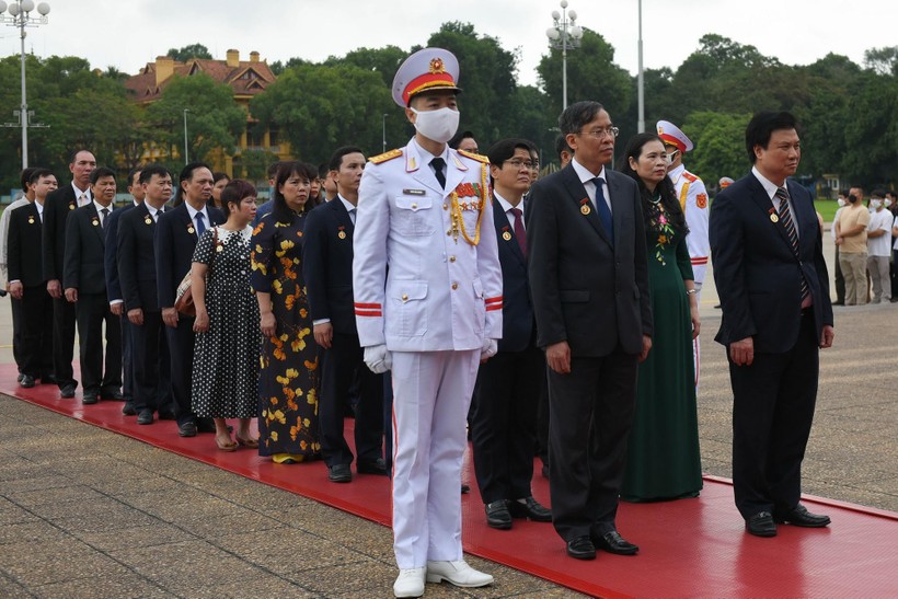 Thứ trưởng Nguyễn Hữu Độ cùng đại diện lãnh đạo, cán bộ, các Vụ, Cục, cơ quan thuộc Bộ GD&ĐT vào Lăng viếng Bác.
