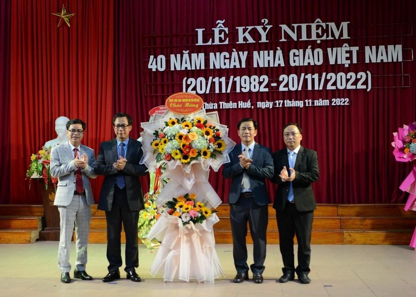 Ông Nguyễn Văn Phương - Chủ tịch UBND tỉnh Thừa Thiên Huế tặng hoa chúc mừng Trường ĐH Sư phạm (ĐH Huế).