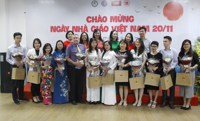 Tập thể cán bộ, giảng viên Viện Đào tạo Quốc tế (Học viện Tài chính) được vinh danh trong ngày Nhà giáo Việt Nam 20/11/2022.