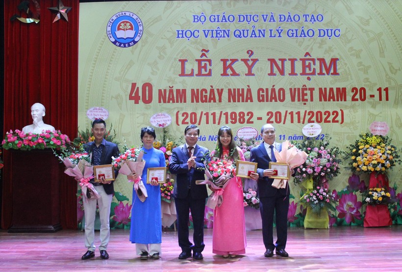 GS.TS Phạm Quang Trung trao Kỷ niệm chương Vì sự nghiệp giáo dục Việt Nam cho các cán bộ, giảng viên của Học viện Quản lý giáo dục.