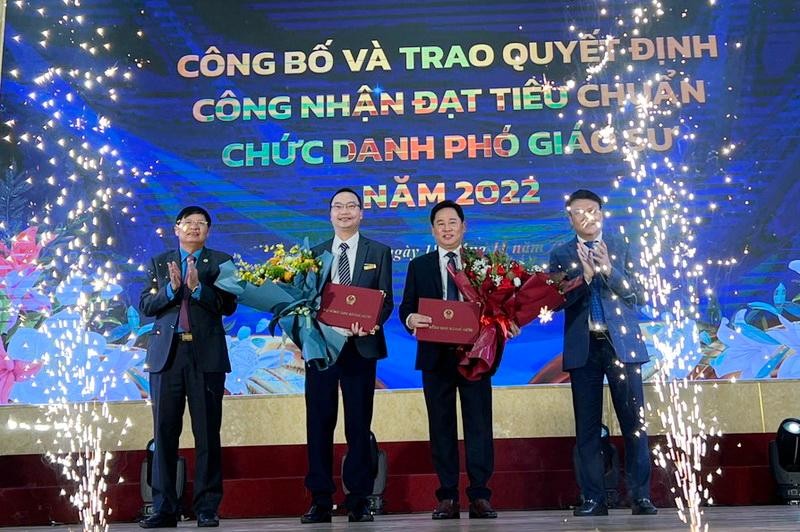 TS Lê Mạnh Hùng (thứ 2 từ phải qua) và TS Nguyễn Đức Hữu nhận Quyết định công nhận đạt tiêu chuẩn chức danh phó giáo sư.