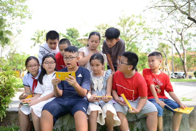 Học sinh tiểu học hào hứng với hoạt động trải nghiệm đọc trong không gian văn hóa Huế.