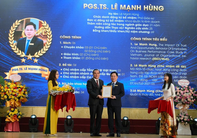 TS Lê Mạnh Hùng - Hiệu trưởng Trường ĐH Công đoàn (bên phải) nhận Quyết định bổ nhiệm phó giáo sư.