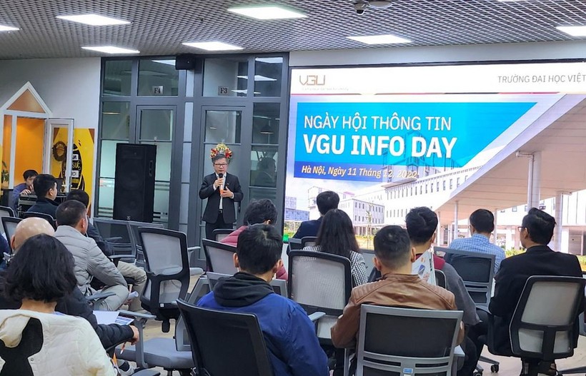 TS Hà Thúc Viên - Phó hiệu trưởng Trường ĐH Việt Đức tại ngày hội thông tin về tuyển sinh.