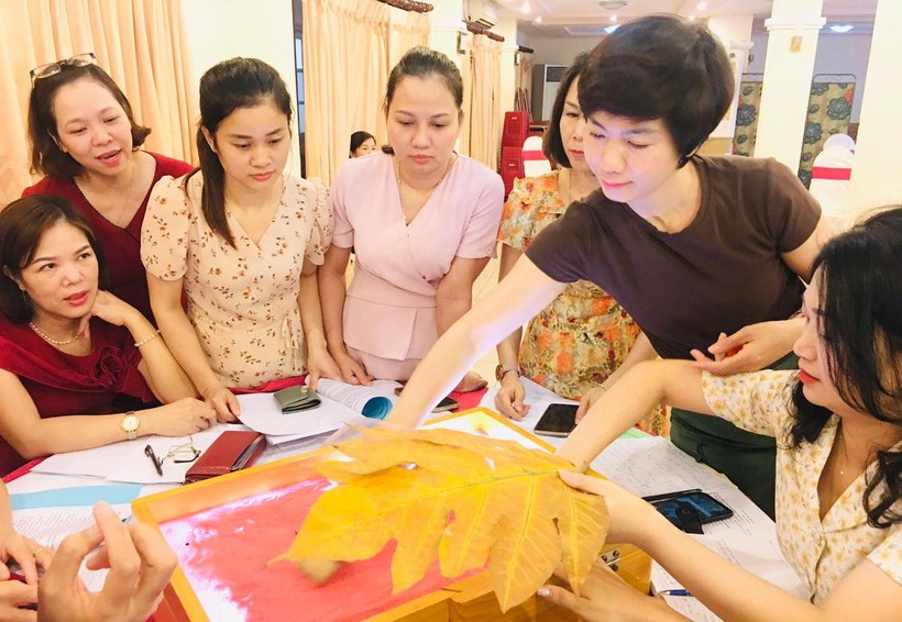 Cô Phạm Thị Hiền (thứ hai từ phải qua trái) – Phó Hiệu trưởng Trường Mầm non Tân Sơn (TP Thanh Hóa) cùng các học viên tại Khóa Tập huấn, bồi dưỡng giáo viên, cán bộ quản lý cốt cán mầm non 