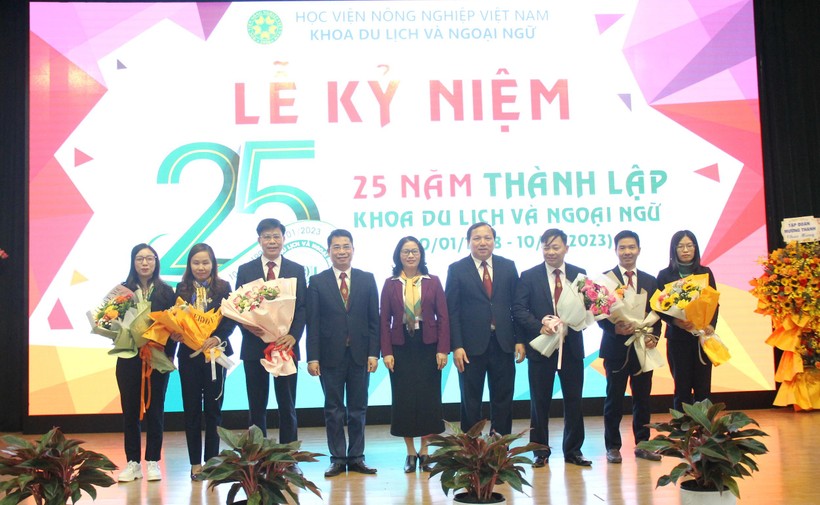 Ban Giám đốc Học viện Nông nghiệp Việt Nam chúc mừng Khoa Du lịch và Ngoại ngữ.