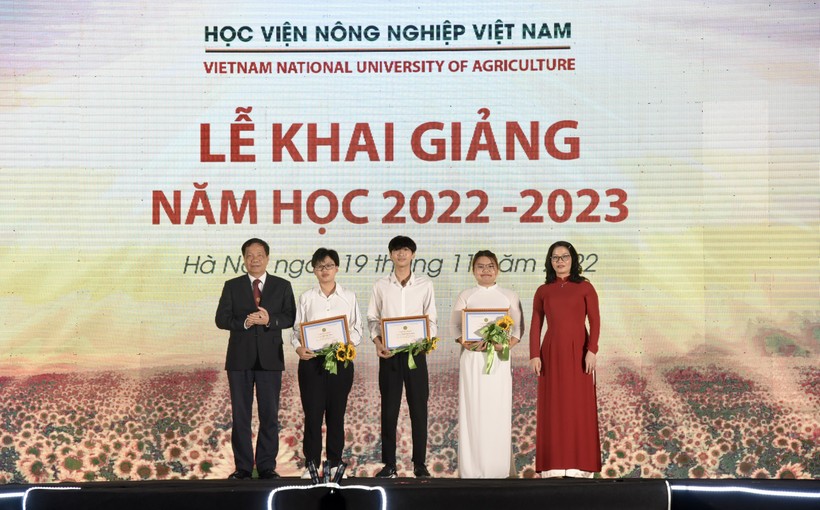 Lãnh đạo Học viện Nông nghiệp Việt Nam trao học bổng cho tân sinh viên nhân dịp khai giảng năm học 2022 - 2023.