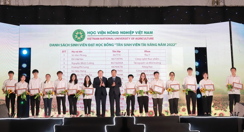Học viện Nông nghiệp Việt Nam trao học bổng cho "Tân sinh viên tài năng năm 2022".