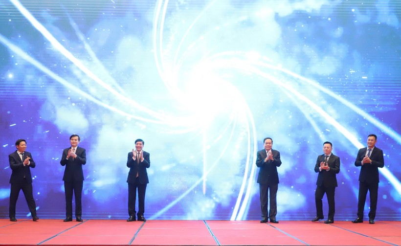 Các đại biểu bấm nút công bố Lễ phát động Giải Diên Hồng lần thứ nhất.