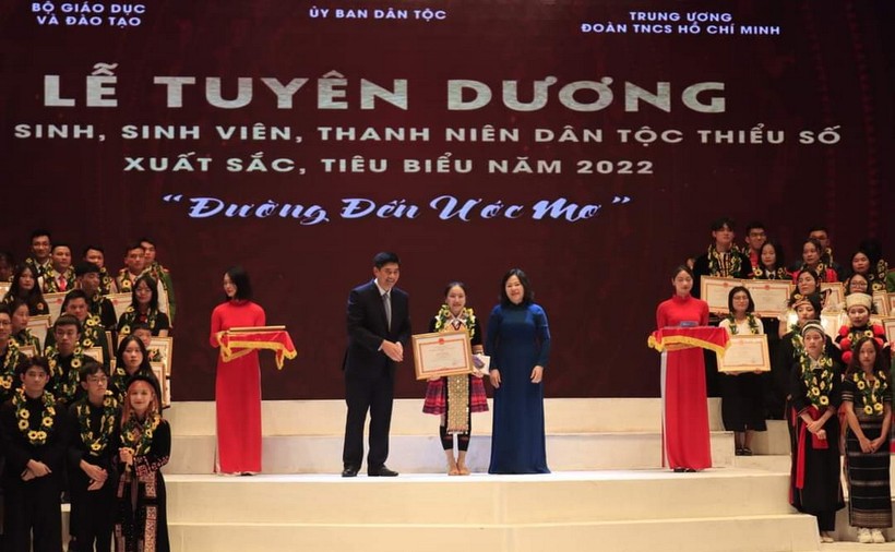 Lầu Hương Giang là một trong những học sinh tiêu biểu được vinh danh trong Lễ Tuyên dương học sinh, sinh viên, thanh niên người dân tộc thiểu số có thành tích xuất sắc năm 2022 do Ủy ban dân tộc phối hợp với Bộ GD&ĐT, Trung ương Đoàn thanh niên tổ chức.