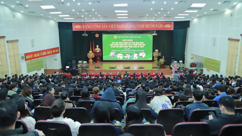Toàn cảnh Chương trình “Học viện Nông nghiệp Việt Nam đồng hành cùng doanh nghiệp, hợp tác xã, người nông dân vì một nền nông nghiệp xanh, sạch, an toàn”.